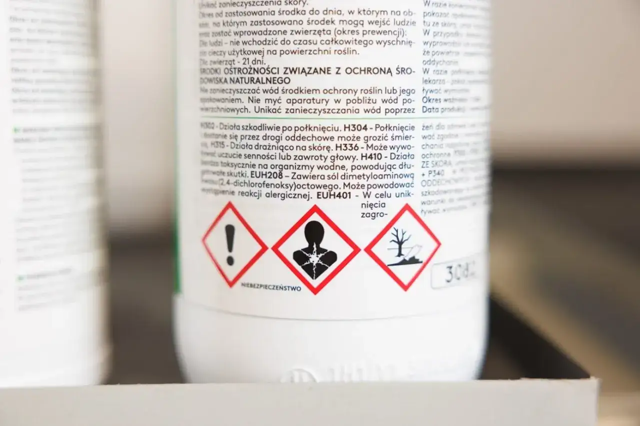 Na etykiecie produktu widnieją piktogramy ostrzegawcze, informujące o zagrożeniach. W tekście wspomniano o 